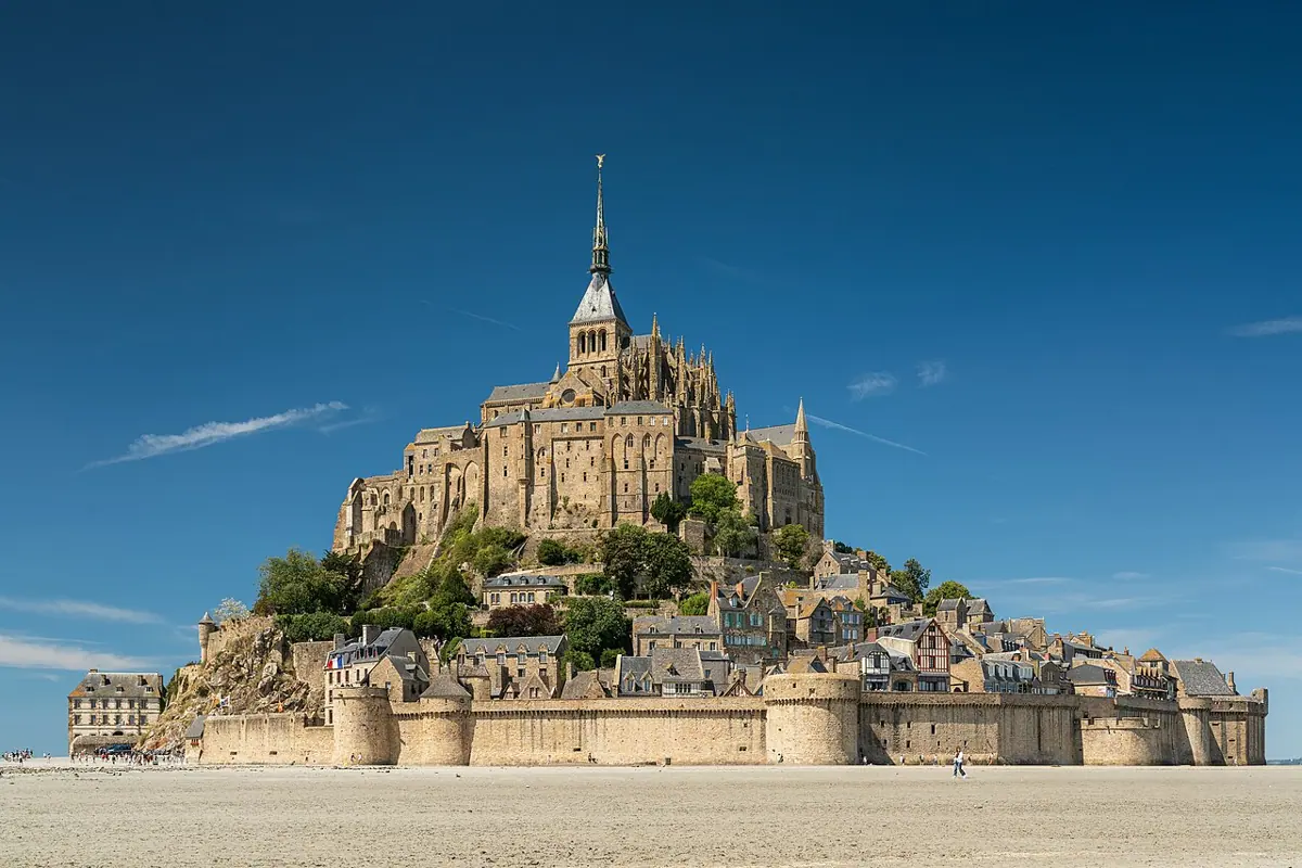 Abtei und Häuser des Mont-Saint-Michel bei Ebbe