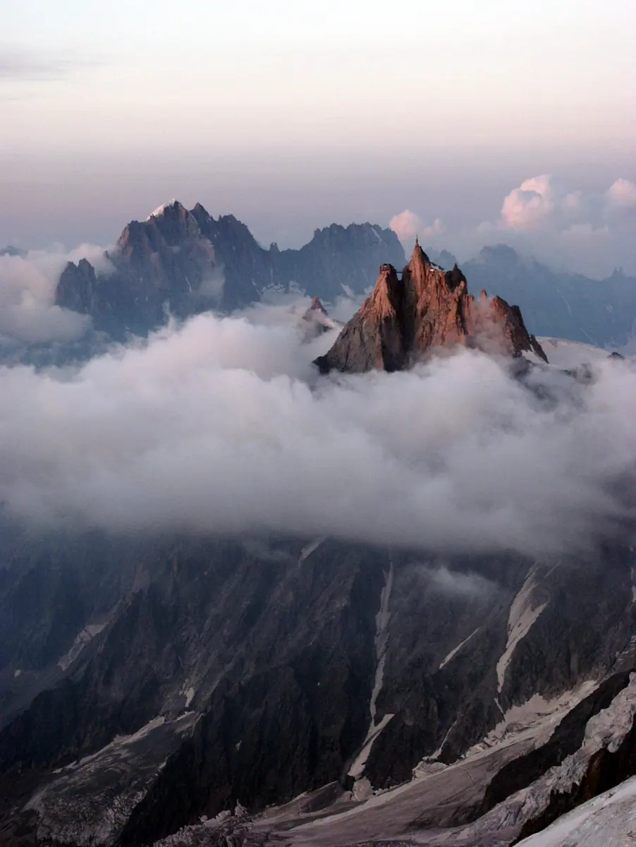 Aiguille du Midi im Abendlicht bei Chamonix