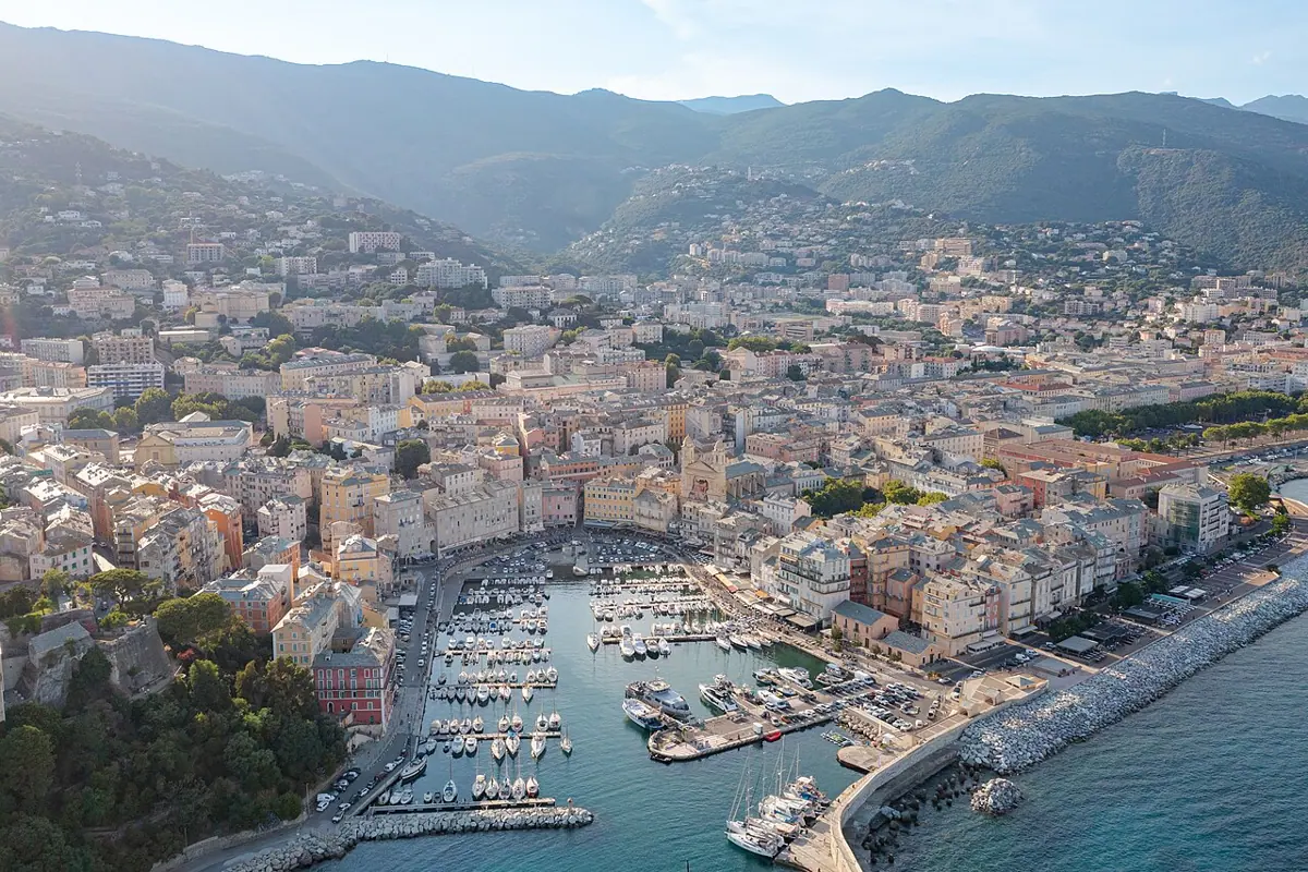 Alter Hafen und Stadtgebiet von Bastia aus der Luft