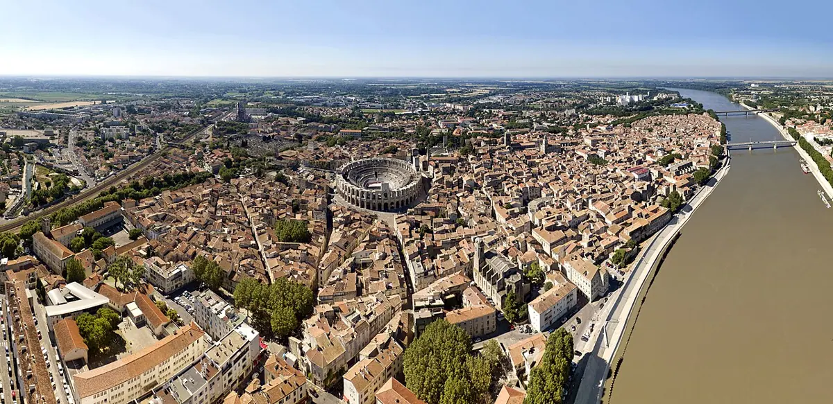 Altstadt und Amphitheater von Arles an der Rhône