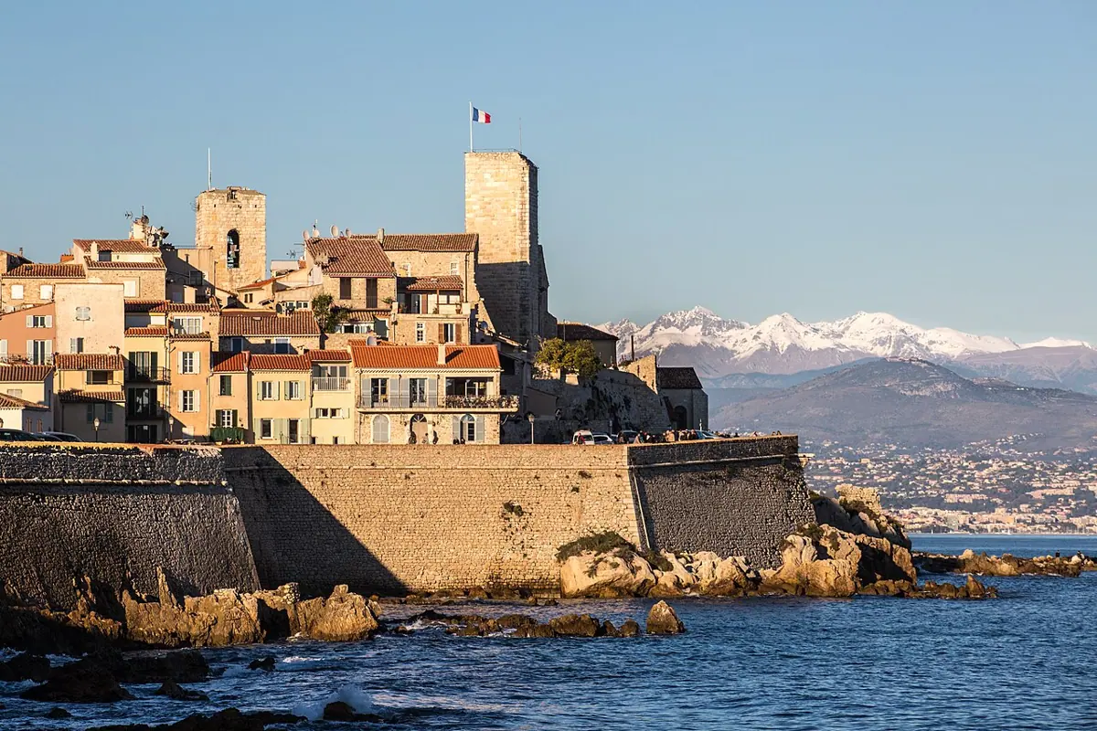 Altstadt von Antibes am Meer vor schneebedeckten Bergen