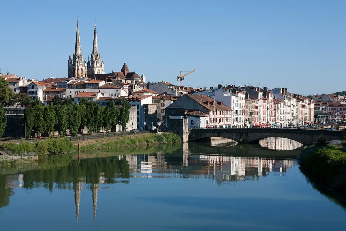 Altstadt von Bayonne mit Brücke und Kathedrale