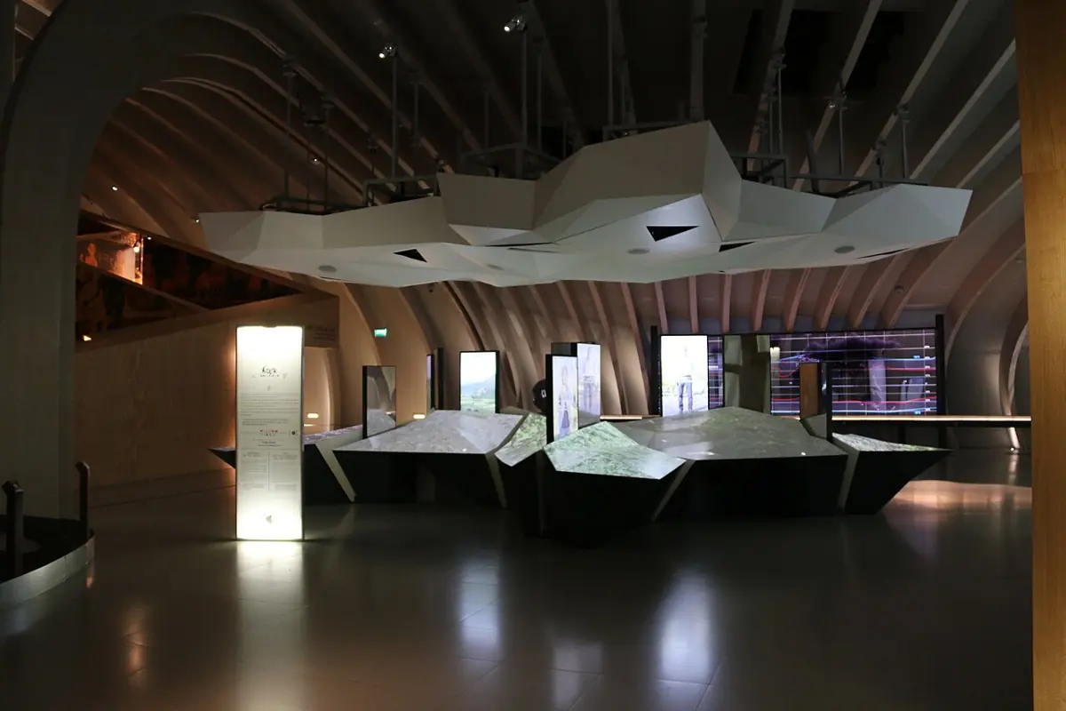 Ausstellungsraum im Weinmuseum Cité du Vin in Bordeaux.