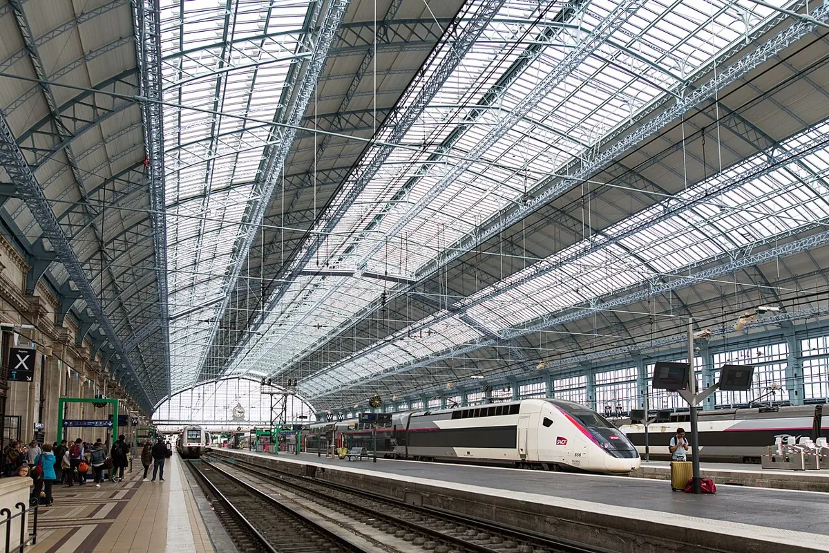 Bahnsteighalle und Zug im Bahnhof Bordeaux-Saint-Jean