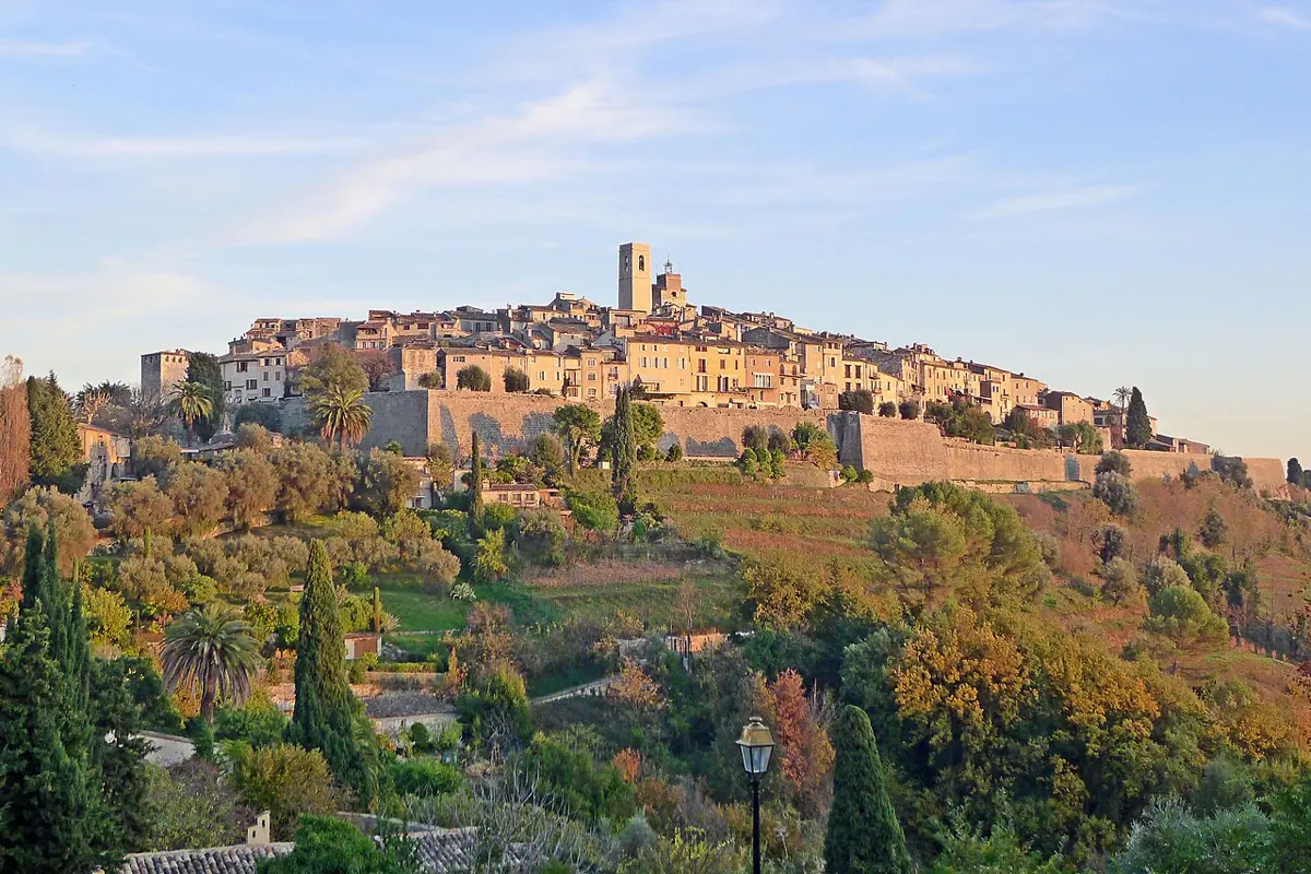 Befestigtes Dorf Saint-Paul-de-Vence auf einem Hügel