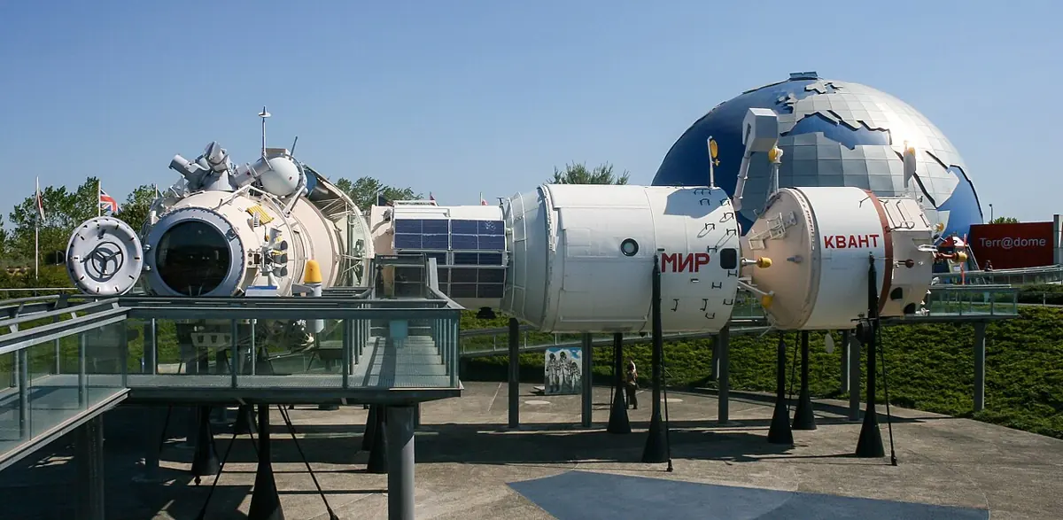 Begehbarer Nachbau der Raumstation Mir im Park Cité de l’Espace in Toulouse.