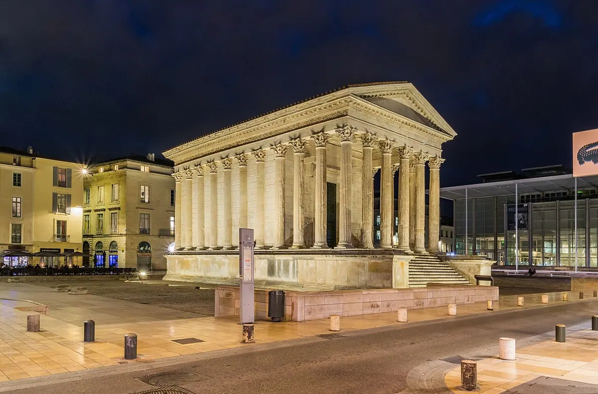 Beleuchtete Maison Carrée in Nîmes