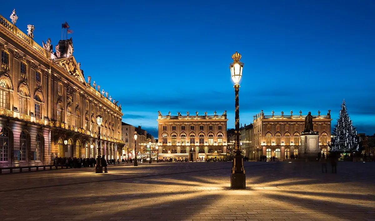 Beleuchtete Place Stanislas in Nancy am Abend