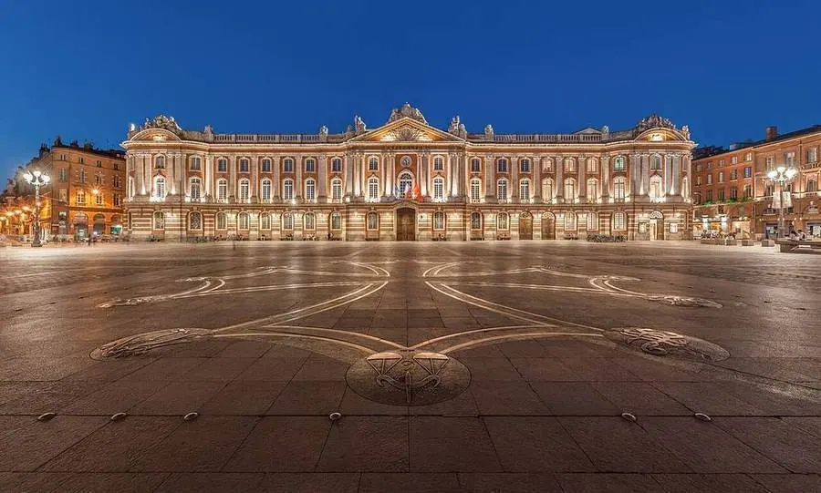 Beleuchtetes Capitole und Platz in Toulouse