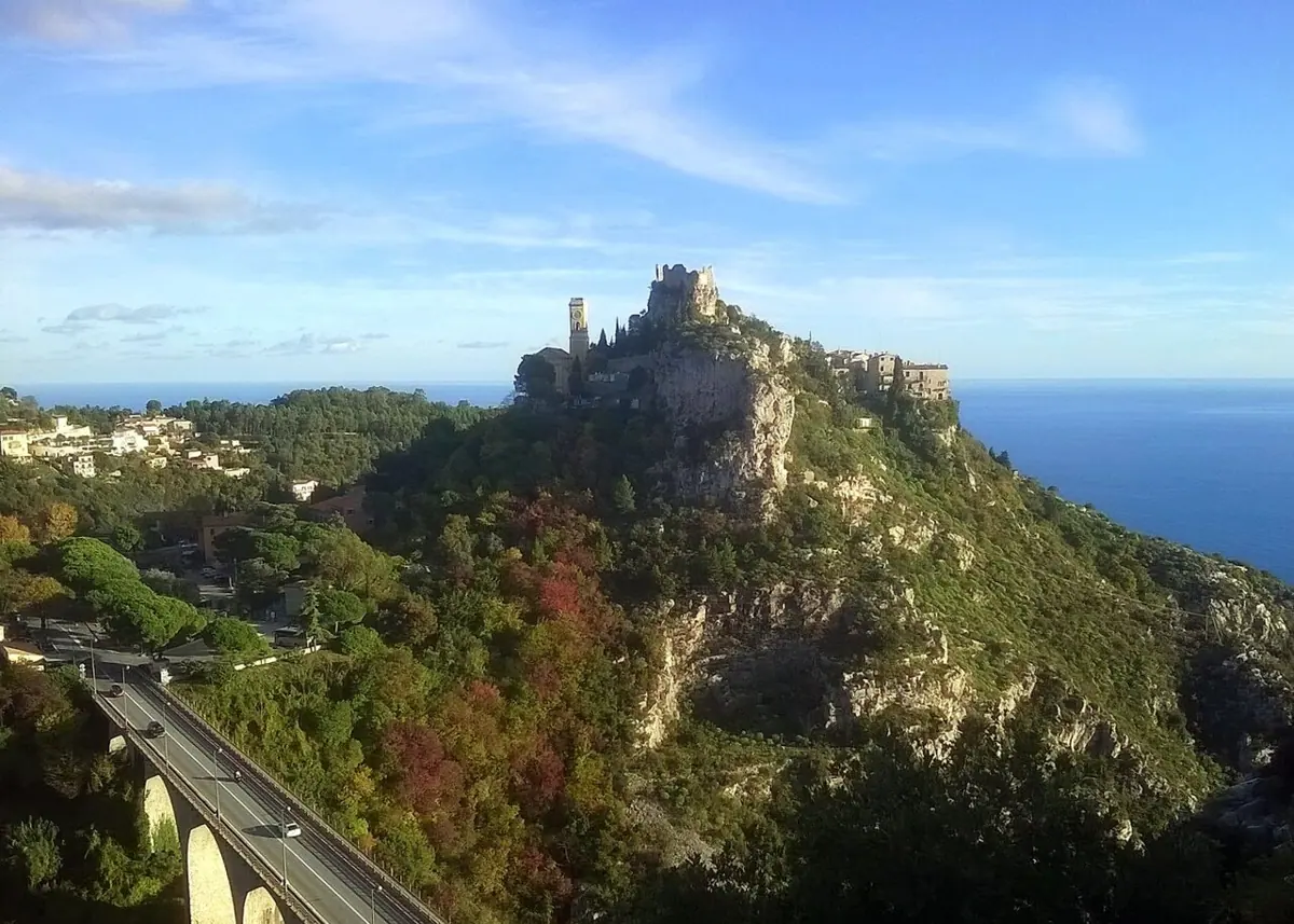 Bergdorf Èze auf seinem Felsen über der Côte d’Azur