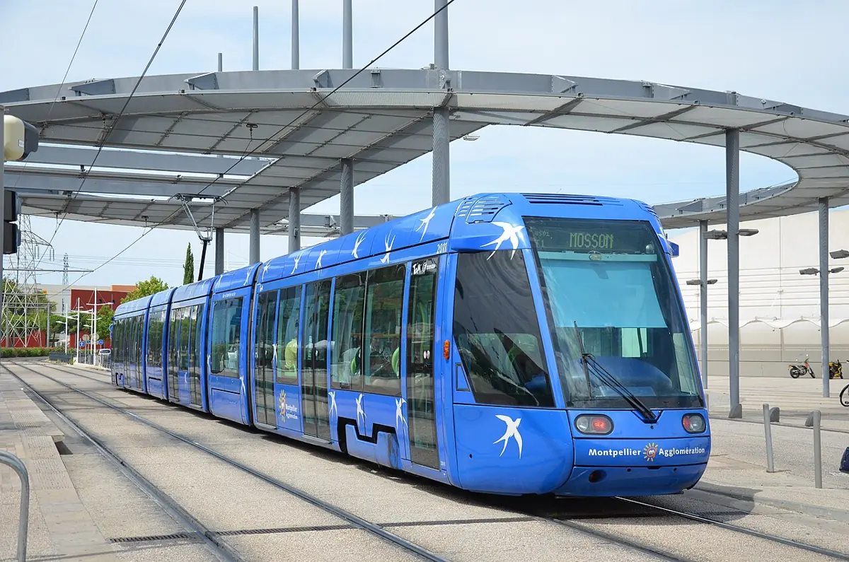 Blaue Straßenbahn an der Place de France in Montpellier