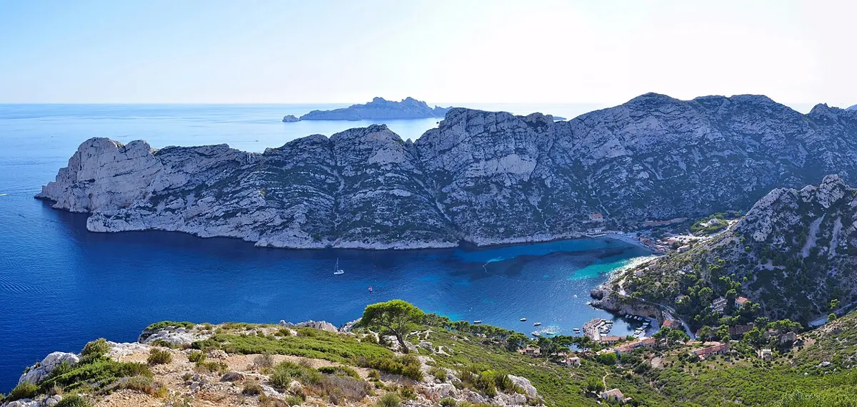 Blick auf die Calanque de Sormiou mit türkisblauem Wasser und weißen Kalkfelsen bei Marseille.