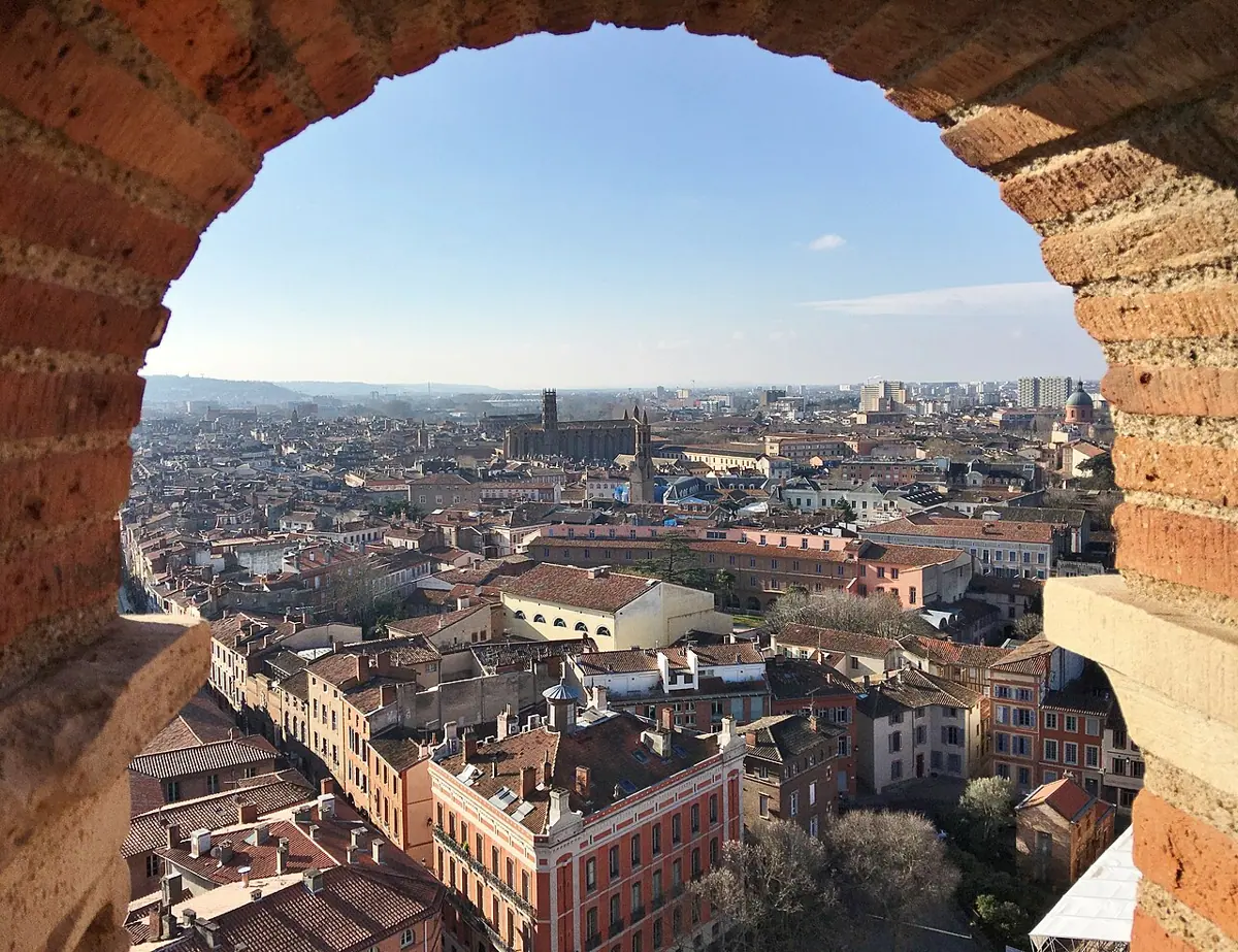 Blick durch einen Bogen von Saint-Sernin über Toulouse