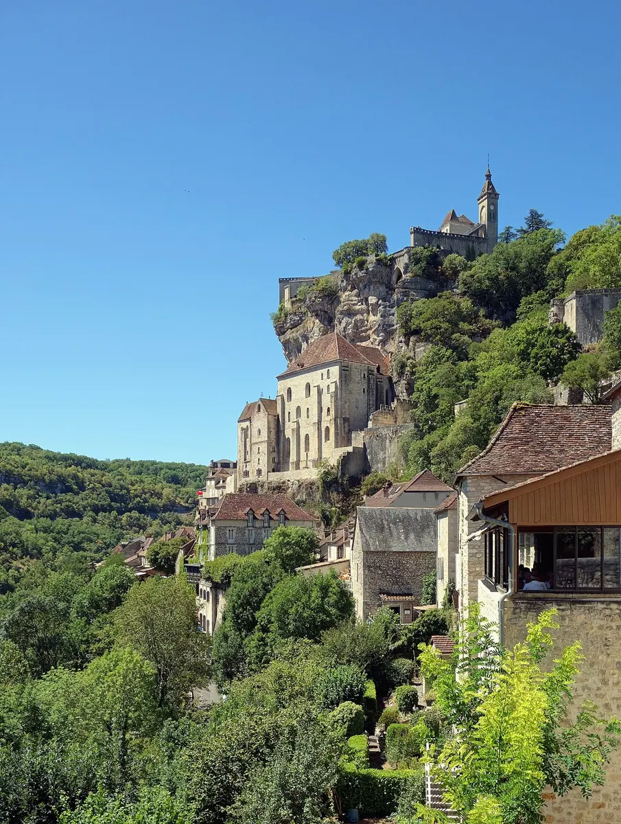 Blick entlang der Häuser und Felsen von Rocamadour