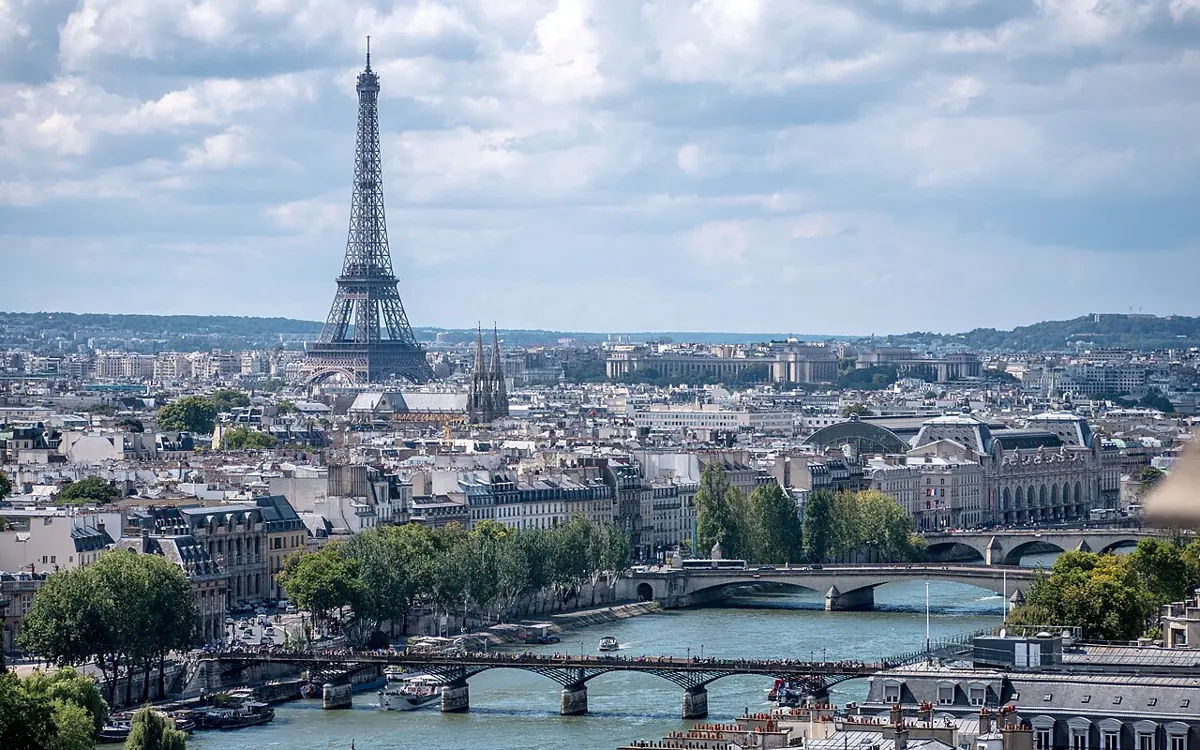 Blick über die Dächer von Paris zum Eiffelturm