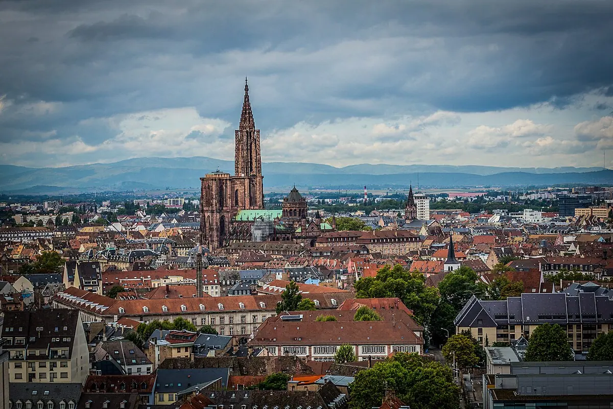 Blick über Straßburg mit dem Münster im Zentrum.