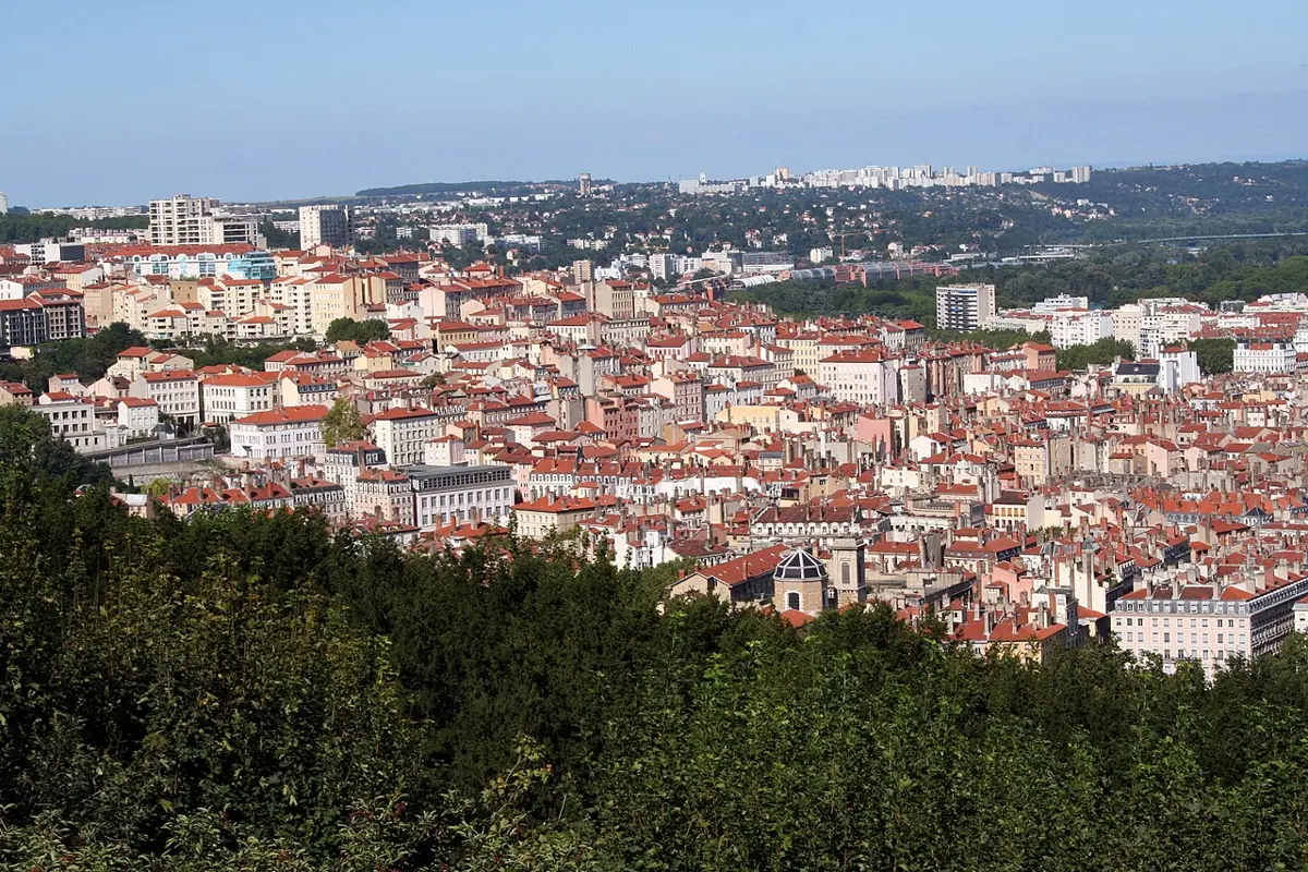 Blick vom Fourvière-Hügel auf den Hügel und das Viertel Croix-Rousse in Lyon.