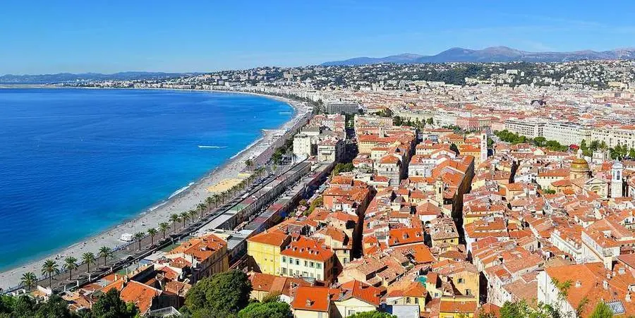 Blick vom Schlossberg auf Nizzas Altstadt und die Baie des Anges