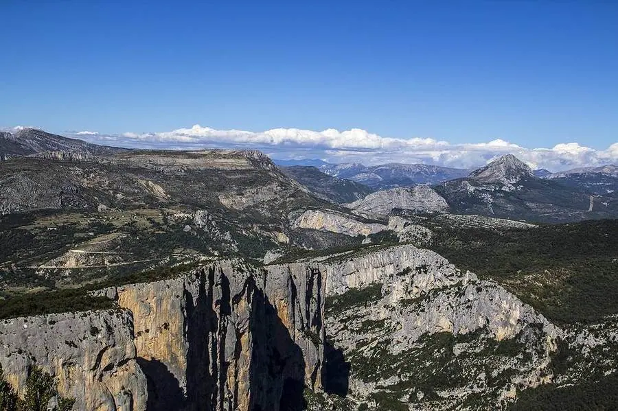 Blick von einer Höhenstraße in die Verdonschlucht in Südfrankreich.
