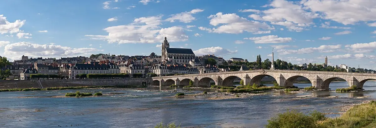 Blois und seine Steinbrücke über der Loire