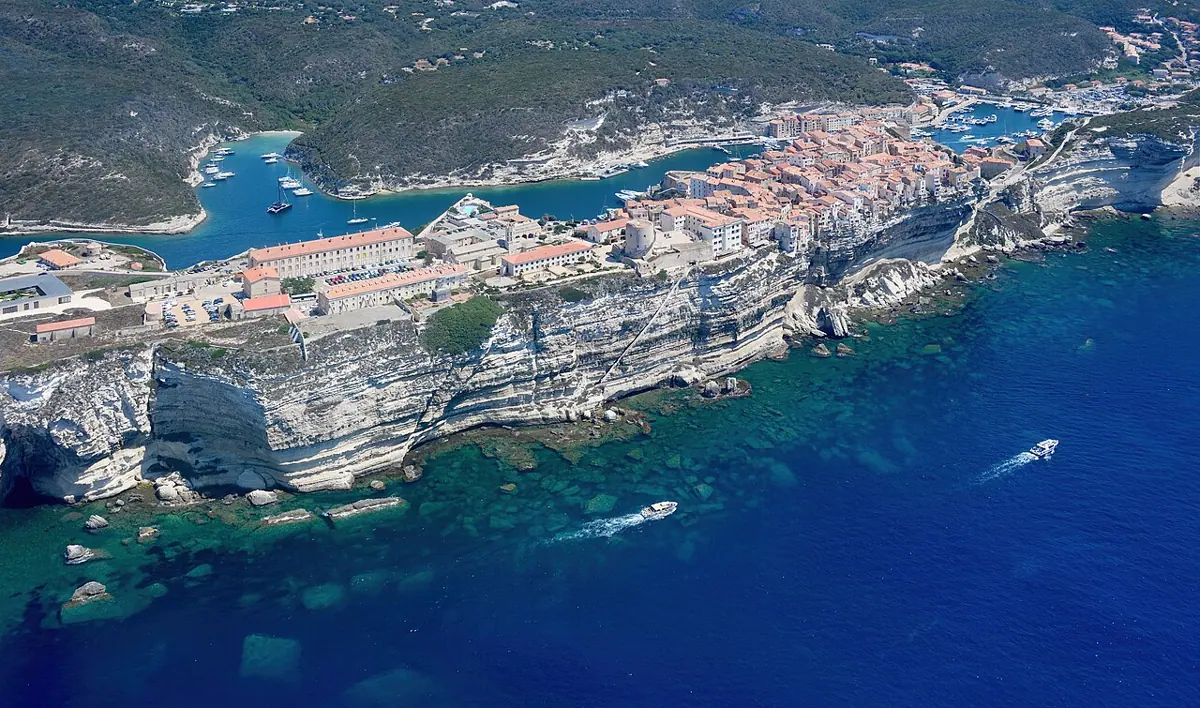 Bonifacio auf den Kalksteinklippen im Süden Korsikas