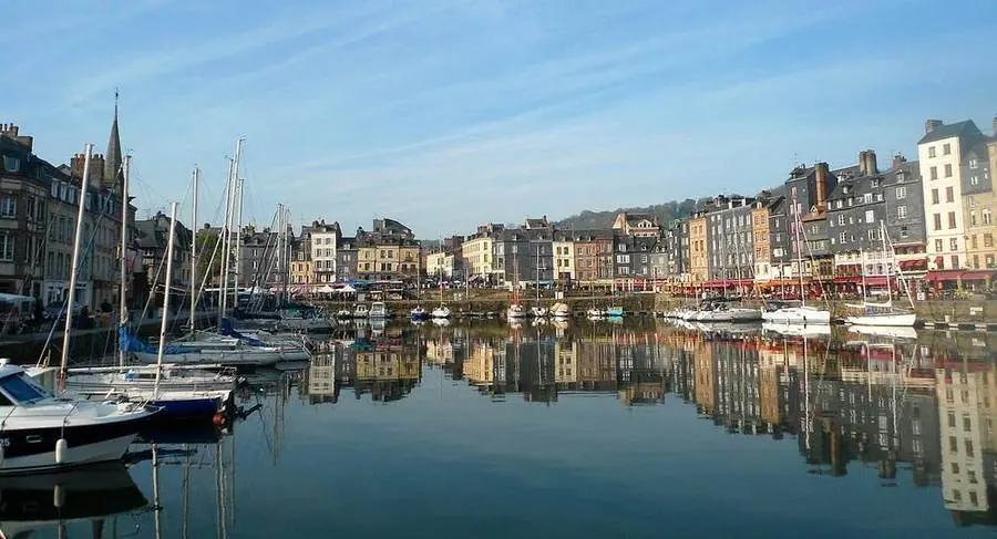 Boote und historische Häuser am Vieux Bassin in Honfleur.