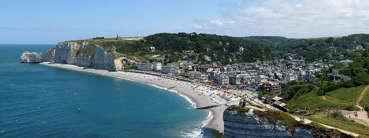 Bucht und Strand von Étretat zwischen den Kreidefelsen