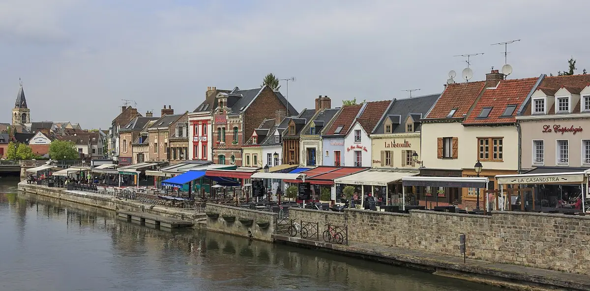 Bunte Häuser und Restaurants am Quai Bélu in Amiens