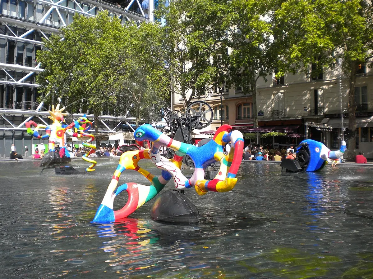 Bunte Skulpturen im Strawinsky-Brunnen vor dem Centre Pompidou in Paris.