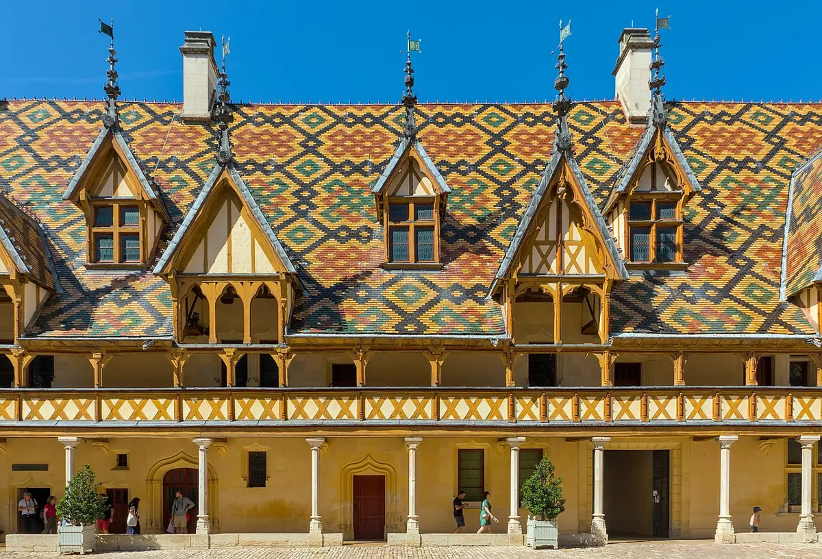 Buntes Ziegeldach im Innenhof des Hôtel-Dieu in Beaune