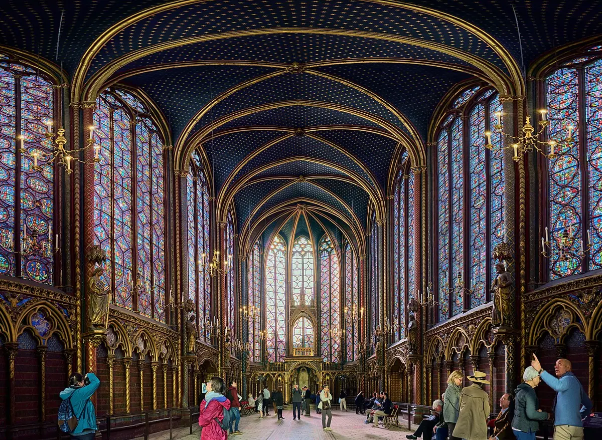 Buntglasfenster und farbiges Gewölbe in der Oberkapelle der Sainte-Chapelle in Paris.
