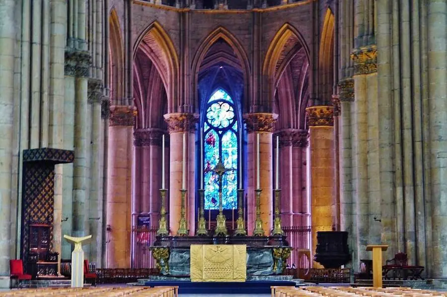 Chor und Glasfenster der Kathedrale Notre-Dame in Reims