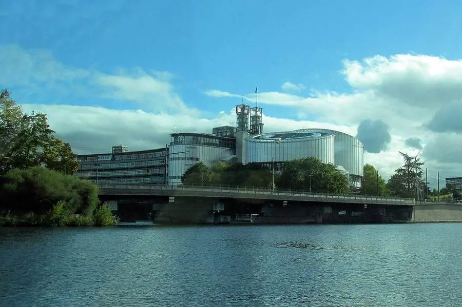 Das Louise-Weiss-Gebäude des Europäischen Parlaments in Straßburg am Wasser.
