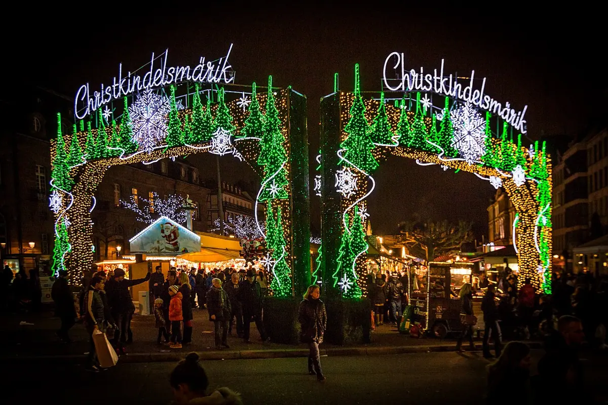 Der beleuchtete Eingang zum Straßburger Weihnachtsmarkt an der Place Broglie.