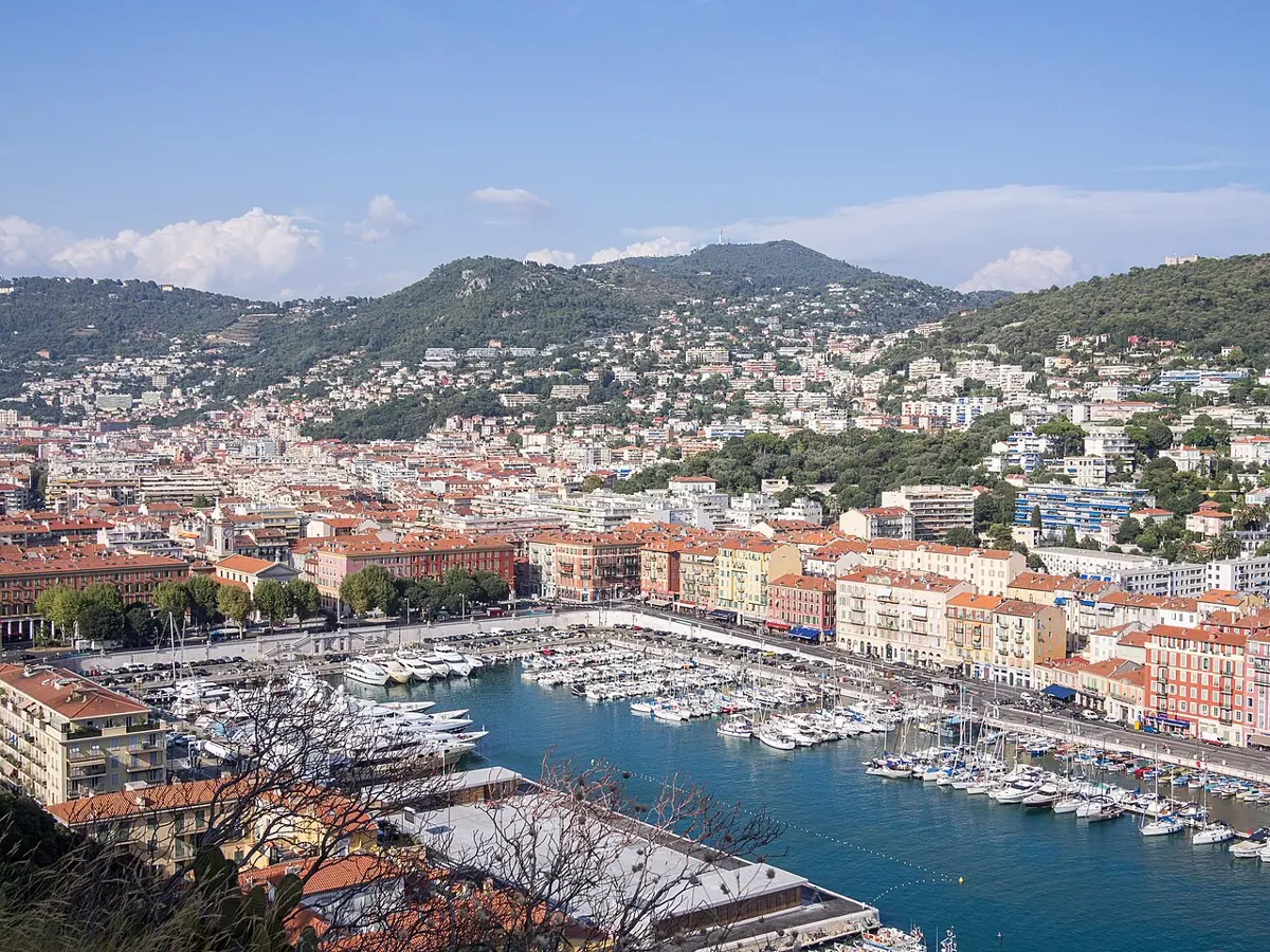 Der Hafen Lympia in Nizza mit Booten und umliegenden Wohnhäusern.