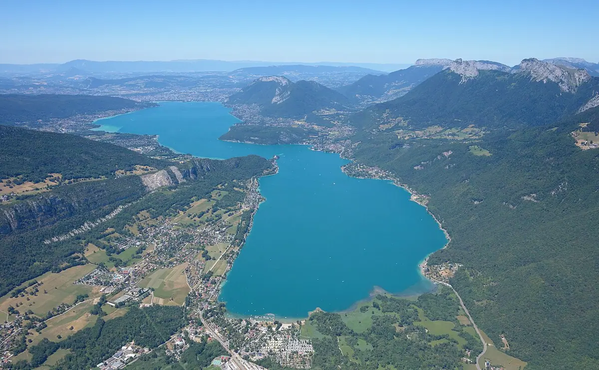 Der Lac d’Annecy mit seinen Uferorten und Bergen, von Süden aus der Luft gesehen.