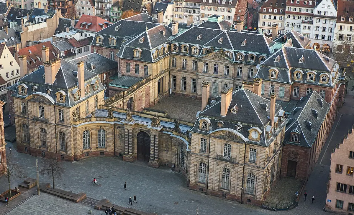 Der Palais Rohan in Straßburg aus erhöhter Perspektive.