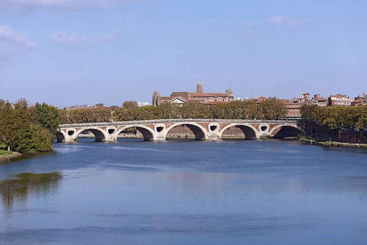 Der Pont Neuf über der Garonne in Toulouse.