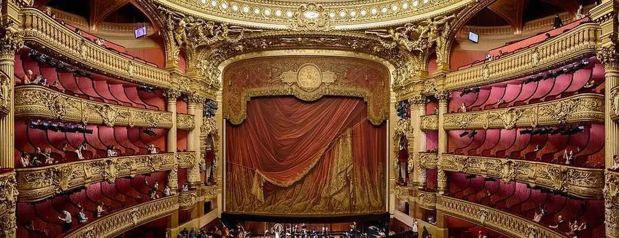Der reich verzierte Zuschauerraum der Opéra Garnier in Paris.