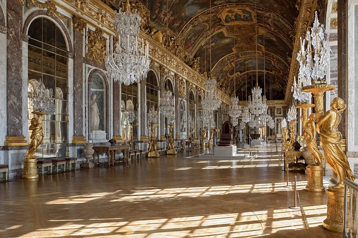 Der Spiegelsaal im Schloss Versailles mit Kronleuchtern, Spiegeln und Deckengemälden.