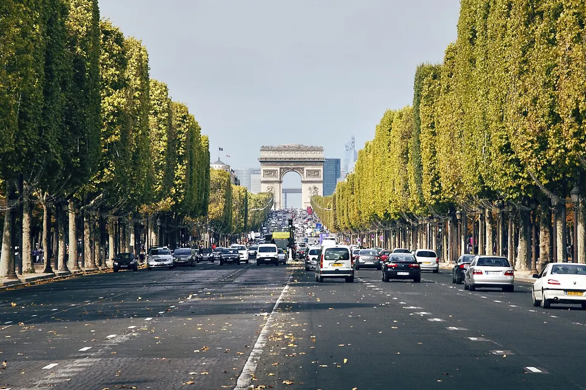 Die Avenue des Champs-Élysées mit Blick auf den Arc de Triomphe.