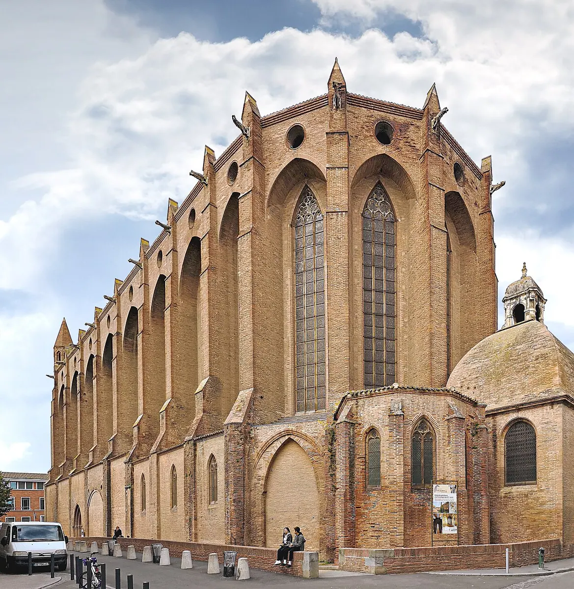 Die Backsteinkirche des Jakobinerkonvents in Toulouse von außen.