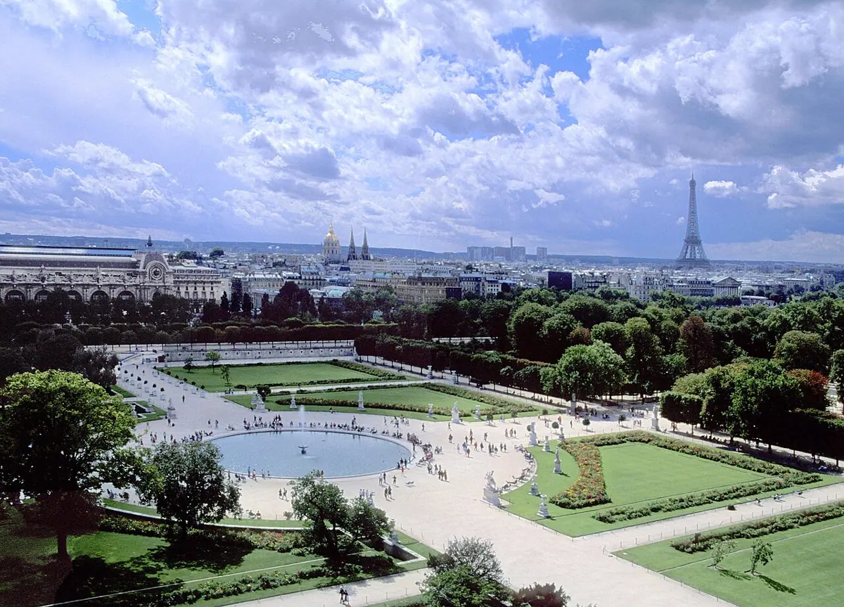Die Becken und Gartenwege im Jardin des Tuileries in Paris.