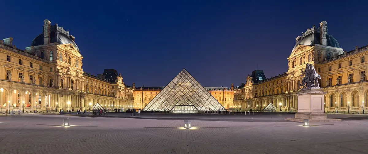 Die beleuchtete Glaspyramide im Innenhof des Louvre in Paris.