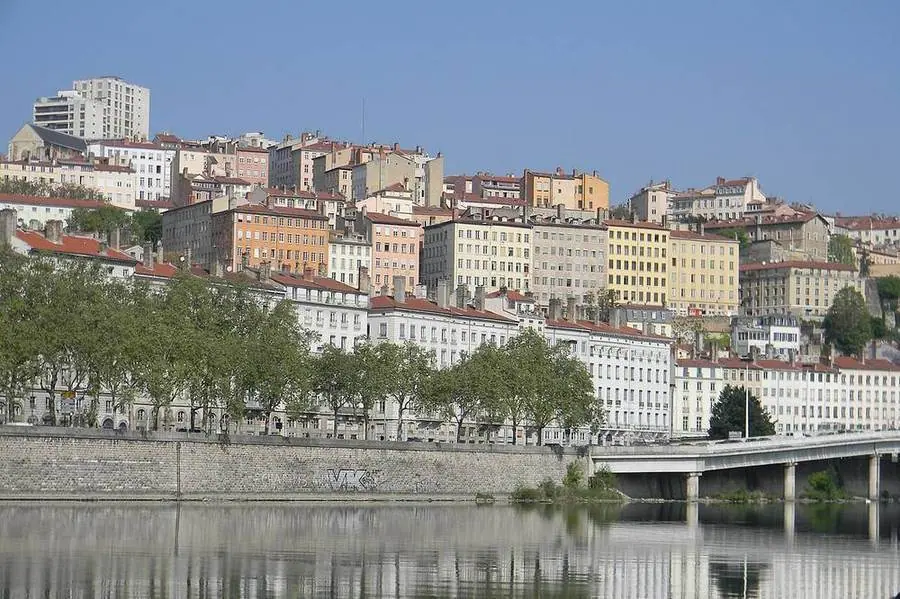 Die Häuser der Croix-Rousse am Ufer der Rhône in Lyon.