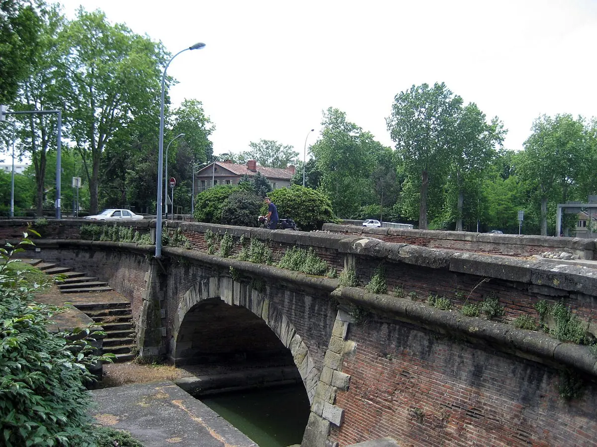 Die historischen Kanalbrücken Ponts-Jumeaux am Kanalknoten in Toulouse.