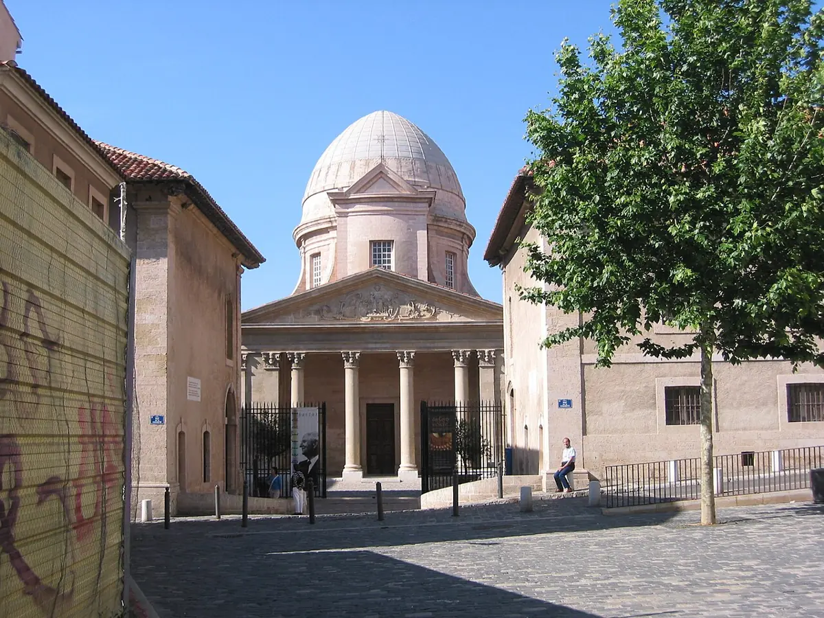 Die Kapelle und der Eingang der Vieille Charité im Marseiller Viertel Le Panier.