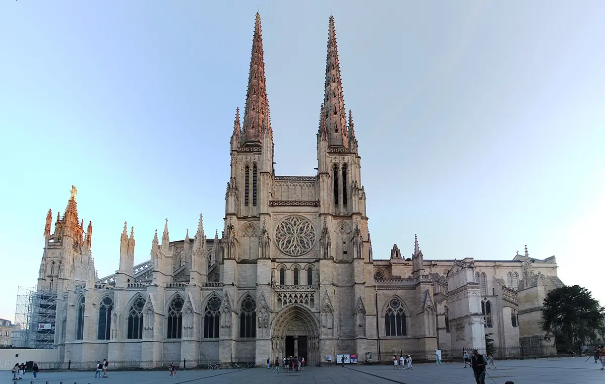 Die Kathedrale Saint-André in Bordeaux mit ihren beiden spitzen Türmen.