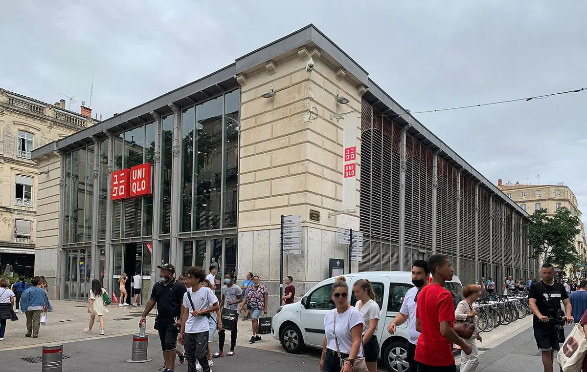 Die Markthalle Halles Castellane mit ihren hohen Glasfenstern im Écusson von Montpellier.