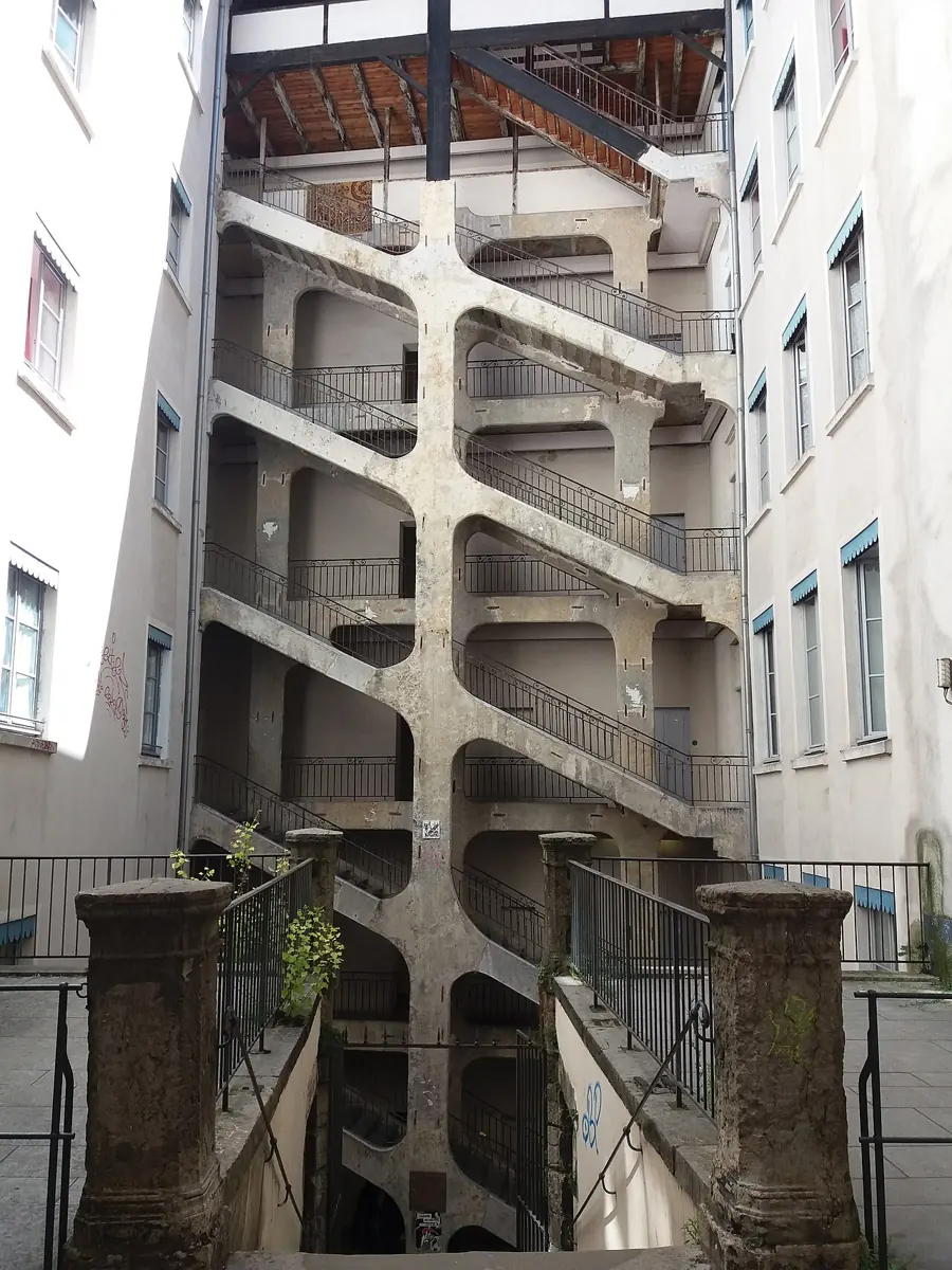 Die mehrgeschossige Freitreppe im Hof Cour des Voraces in Lyons Viertel Croix-Rousse.